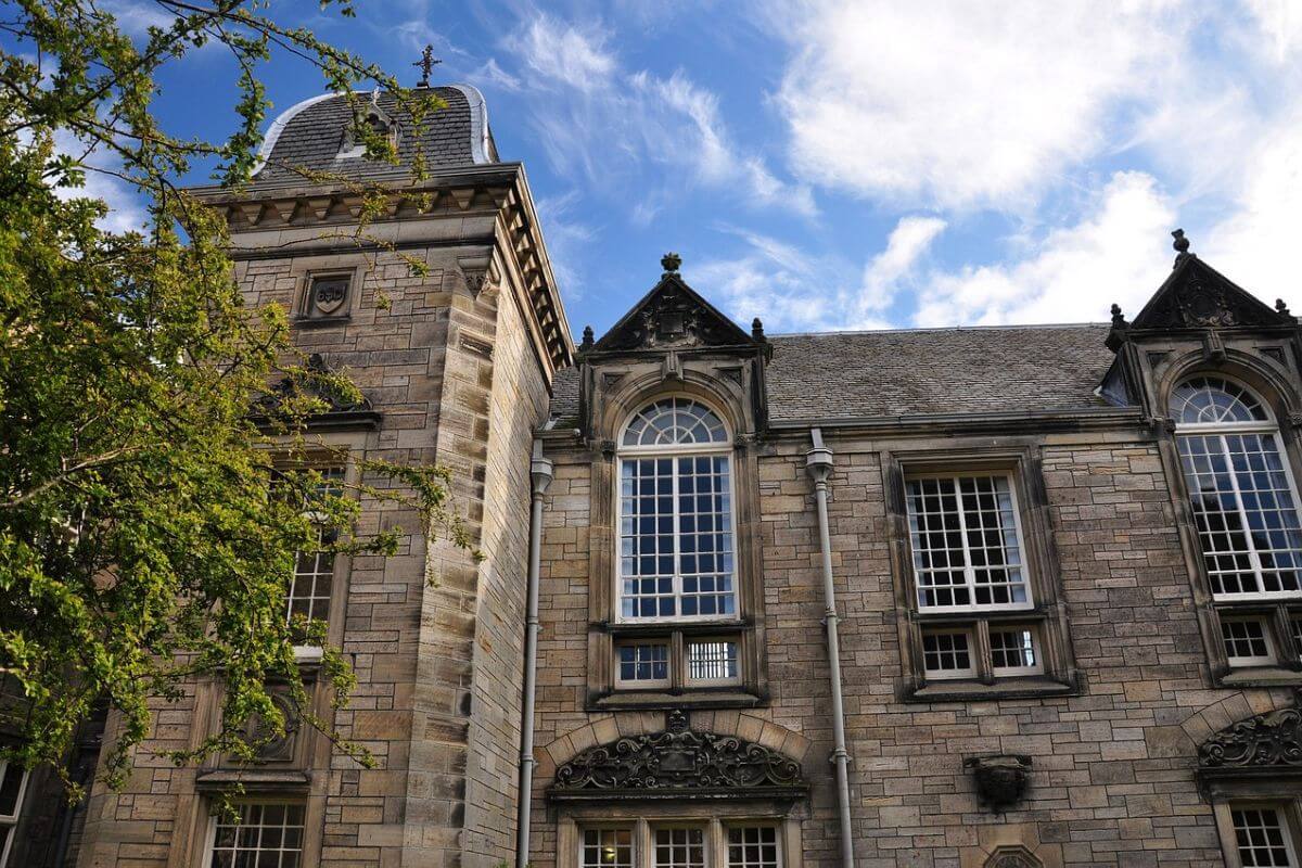 Beuatiful stone building in St Andrews, this building in st andrews is perfect if you are considering renting to students.